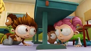 Angelo (li.) &uuml;berlegt sch mit Sherwood und Lola einen Trick, um endlich einen Sitzplatz neben seinen Freunden zu ergattern.