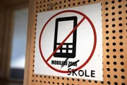 In D&auml;nemark werden immer mehr Orte handyfrei &ndash; wegen des hohen Suchtpotenzials von &bdquo;Social-Media-Dauerkonsum.&ldquo;
