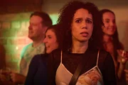 Eine ausgelassene Feier bringt eine entscheidende Neuigkeit ans Licht: Vinette Robinson als Carly (Boiling Point Staffel 1 Folge 4).
