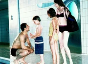 Toprak (Erol Sander) mit seiner Familie (Stefan Altenbach, Canan Schlagenhof, Sabine Radebolt) im Schwimmbad.