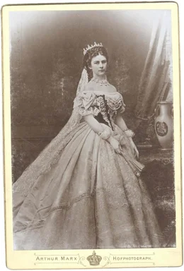 Kaiserin Elisabeth von &Ouml;sterreich, genannt Sisi. Anl&auml;sslich der Kr&ouml;nung zur K&ouml;nigin von Ungarn 1867, in Kr&ouml;nungsrobe.