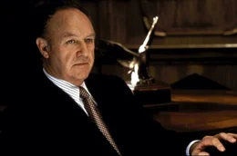 Der erfahrene Anwalt Avery Tolar (Gene Hackman) nimmt den hochbegabten Jura-Absolventen Mitch McDeere unter seine Fittiche. Doch er rechnet nicht mit dessen Sp&uuml;rsinn ...