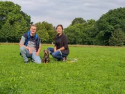 Denisa und Nico mit Dackel Snoopy