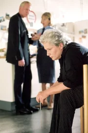 Bei einem Gerangel hat Uschi (Barbara Freier, vo.) Strauss (Rainer Goernemann) mit einem Messer verletzt. Jutta (Claudia Loerding) will Uschi der Polizei melden, doch Strauss hat Mitleid und Verst&auml;ndnis mit seiner Noch-Ehefrau.