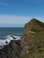 Jeremy Wade blickt vom Gipfel der dramatischen K&uuml;ste &uuml;ber den Atlantik