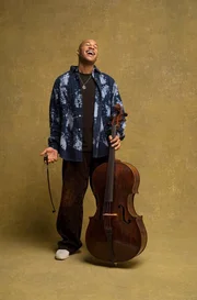 Sheku Kanneh-Mason verbl&uuml;fft mit einer genre&uuml;bergreifenden Musikauswahl. Immer mit dabei: sein einzigartiges, im Jahr 1700 in Venedig gebautes Cello.