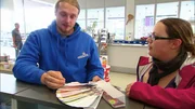 Steffi und Martin haben ein Haus ohne Zentralheizung erworben. Der nachträgliche Einbau erweist sich als schwierig... Steffi und Martin haben ein Haus ohne Zentralheizung erworben. Der nachträgliche Einbau erweist sich als schwierig...