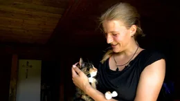 Josefa hat ein intensives Verh&auml;ltnis zu Tieren, hier mit der Almkatze.