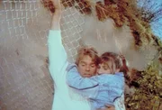 MacGyver (Richard Dean Anderson, l.) hat die kleine Lisa (Mayim Bialik, r.) im letzten Augenblick aus dem Auto gezogen.