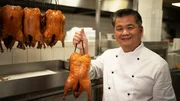 Koch Zhengyi Chen in Hamburg - Pekingente ist die Spezialit&auml;t des Hauses.