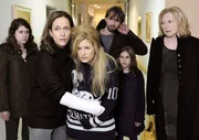 Fiona (Claudia Michelsen, 2. v. li.) bringt die hochschwangere Julia (Birte Hanusrichter, Mitte) zusammen mit Dennis (Benedikt Blaskovic), Paulette (Luise Aschenbrenner, li.), Lina (Laura Kirsch) und Gro&szlig;mutter Gitta (Maren Kroymann, re.) zur Entbindungsstation.