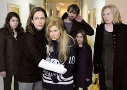Fiona (Claudia Michelsen, 2. v. li.) bringt die hochschwangere Julia (Birte Hanusrichter, Mitte) zusammen mit Dennis (Benedikt Blaskovic), Paulette (Luise Aschenbrenner, li.), Lina (Laura Kirsch) und Gro&szlig;mutter Gitta (Maren Kroymann, re.) zur Entbindungsstation.