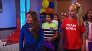 Vorne, l-r: Nora Thunderman (Addison Riecke), Nora's Fan (JoJo Siwa)
