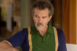 Nach dem Erfolg des neuen Theaterst&uuml;ckes und der unerwarteten Begegnung mit einem wichtigen Menschen aus seiner Vergangenheit kann Salvador (Antonio Banderas) sich langsam wieder aufraffen.