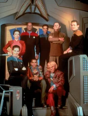 Lt. Commander Worf (Michael Dorn), Chief O'Brien (Colm Meaney), Doktor Julian Subatoi Bashir (Alexander Siddig), Quark (Armin Shimerman), Odo (Rene Auberjonois), Major Kira (Nana Visitor), Lt. Commander Jadzia Dax (Terry Farrell), Captain Sisko (Avery Brooks), Jake Sisko (Cirroc Lofton).