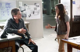 Um einen gro&szlig;en Coup landen zu k&ouml;nnen, braucht der Traum-Reisende Cobb (Leonardo DiCaprio, l.) eine Traumarchitektin. Doch die talentierte Architektur-Studentin Ariadne (Elliot Page, r.) blickt schlie&szlig;lich auch tief in sein Unterbewusstsein ...
