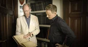 Bei einem Besuch des deutschen Adelsarchives in Marburg erf&auml;hrt Jochen Breyer (r.) von dessen Leiter, Gottfried Graf Finck von Finckenstein (l.), mehr &uuml;ber die Geschichte des Adels.