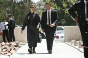 Brennan (Emily Deschanel, l.) und Booth (David Boreanaz) sind auf dem Weg in ein B&uuml;rogeb&auml;ude, in dessen Fahrstuhlschacht eine total zerfledderte Leiche entdeckt wurde.