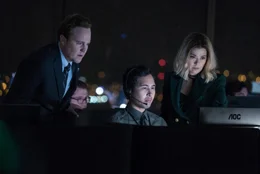 Arlo Sabian (Patch Darragh,l.), Dr. Updale (Marisa Tomei, r.)