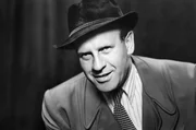 W&auml;hrend Oskar Schindlers Abwesenheit nahm Emilie Schindler im Januar 1945 etwa 100 Juden in die Br&uuml;nnlitzer Fabrik auf. Sie waren aus einem Bergwerk nahe dem polnischen Golleschau, dem heutigen Golesz&oacute;w, abtransportiert worden und dem Tod geweiht.; Zur ARTE-Sendung Emilie Schindler - Die vergessene Heldin W&auml;hrend Oskar Schindlers Abwesenheit nahm Emilie Schindler im Januar 1945 etwa 100 Juden in die Br&uuml;nnlitzer Fabrik auf. Sie waren aus einem Bergwerk nahe dem polnischen Golleschau, dem heutigen Golesz&oacute;w, abtransportiert worden und dem Tod geweiht. &copy; Gertrud Ferrari Foto: BR Honorarfreie Verwendung nur im Zusammenhang mit genannter Sendung und bei folgender Nennung "Bild: Sendeanstalt/Copyright". Andere Verwendungen nur nach vorheriger Absprache: ARTE-Bildredaktion, Silke W&ouml;lk Tel.: +33 3 90 14 22 25, E-Mail: bildredaktion@arte.tv