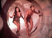 Auf der Flucht: Brent (James Franciscus, r.) und Nova (Linda Harrison, l.) ...