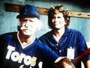 Doc (Keenan Wynn, l.), der Mannschaftstrainer, und Jonathan (Michael Landon, r.) sind von Teds Spiel begeistert ...