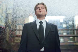 Der in den USA als angeblicher M&ouml;rder seiner Frau gesuchte Cobb (Leonardo DiCaprio), hat sich beruflich auf das Auslesen wichtiger Informationen aus dem Unterbewusstsein einflussreicher Menschen spezialisiert - ein Job, der ihm nicht nur Freude macht ...