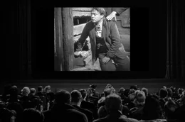1931 hat im Berliner UFA-Palast der neue Film des Regisseurs Fritz Lang Premiere. &bdquo;M - Eine Stadt sucht einen M&ouml;rder&ldquo; setzt metaphorisch die Rechtsauffassung der Nazis in Szene.