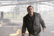 Der LKW, in dem Semir, Ben und Kalvus sa&szlig;en, ist in eine Halle mit Chemikalien gerast und explodiert. Semir (Erdogan Atalay) und Kalvus konnten noch rechtzeitig abspringen, doch was ist mit Ben?