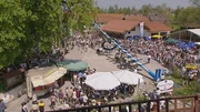 Das gro&szlig;e Finale - Aufstellen des Maibaums in Unterbrunn.