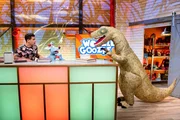 Woozle (re.) liebt Dinos! Und natürlich ist er der beste Dinosaurierexperte der Welt. Aber hilft ihm das auch dabei, seine Nichte Woonie zurückzuholen, die er aus Versehen 68 Millionen Jahre in die Vergangenheit hat reisen lassen? Woozle (re.) liebt Dinos! Und natürlich ist er der beste Dinosaurierexperte der Welt. Aber hilft ihm das auch dabei, seine Nichte Woonie zurückzuholen, die er aus Versehen 68 Millionen Jahre in die Vergangenheit hat reisen lassen?