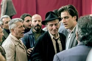 Martin Eden (Luca Marinelli, 2.v.r.) lernt den Intellektuellen Russ Brissenden (Carlo Cecchi, mit Hut) kennen und beginnt, sich daraufhin mit dem Sozialismus zu besch&auml;ftigen.