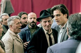 Martin Eden (Luca Marinelli, 2.v.r.) lernt den Intellektuellen Russ Brissenden (Carlo Cecchi, mit Hut) kennen und beginnt, sich daraufhin mit dem Sozialismus zu besch&auml;ftigen.