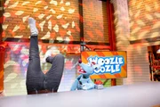 Heute geht es um das römische Reich und Woozle (re.) hat ein passendes Gesellschaftsspiel für sich und Maria mitgebracht. Hier ist es mit ein bisschen Würfelglück jedoch nicht getan. Außerdem glaubt Simón (li.) von einer giftigen Woospe gestochen worden zu sein! Heute geht es um das römische Reich und Woozle (re.) hat ein passendes Gesellschaftsspiel für sich und Maria mitgebracht. Hier ist es mit ein bisschen Würfelglück jedoch nicht getan. Außerdem glaubt Simón (li.) von einer giftigen Woospe gestochen worden zu sein!