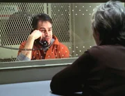 Priscilla (Kathleen Chalfant) glaubt an die Unschuld ihres Sohnes Dale (Geoffrey Nauffts).