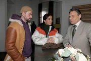 John (Felix von Jascheroff, l.), Laura (Chryssannthi Kavazi) und Gerner (Wolfgang Bahro) wollen nicht tatenlos zusehen, wie Zoe zum n&auml;chsten Coup ausholt.