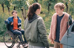 Als Kim (Emma Flo&szlig;mann) sich nach dem Roadtrip alleine auf den Heimweg macht, versuchen Flake (Jakob Schmidt, re.) und Philipp (Daniel Rodic, li.) sie einzuholen - Flake muss Kim etwas wichtiges mitteilen.