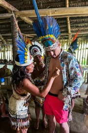 Alonso Pinardi bei einem Ritual mit einer Tikuna-Indianerin im Amazonas-Regenwald.