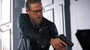Mickeys rechte Hand Ray (Charlie Hunnam) h&auml;lt seinem Boss den gr&ouml;bsten &Auml;rger vom Hals..