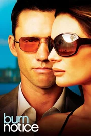 Key Art zu "Burn Notice". Foto: Michael Westen (Jeffrey Donovan) und Fiona Glenanne (Gabrielle Anwar). Die Verwendung des sendungsbezogenen Materials ist nur mit dem Hinweis und Verlinkung auf RTL+ gestattet.