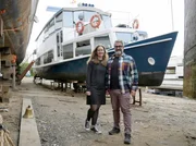 Eva und Sebastian Gehrlein vor ihrem Wohnschiff „Grafenwerth“. Eva und Sebastian Gehrlein vor ihrem Wohnschiff „Grafenwerth“.