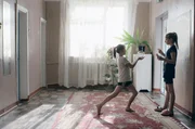 Eva (li.) ist schon zum zweiten Mal im Kinderheim Priyut. Um sich abzulenken, spielt sie mit einer Freundin mit Seifenblasen.