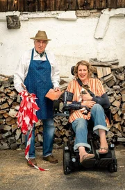 Key Visual - Nach einem missgl&uuml;ckten Reparatureinsatz und einem Sturz, kann sich Hofbesitzerin Sophie nun wochenlang nur im Rollstuhl fortbewegen. Um ihre G&auml;ste zu versorgen, springt Stallbewohner Barthl notgedrungen in die Bresche.