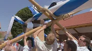 Unterbrunn - Mit vereinten Kr&auml;ften wird der eigene Maibaum aufgestellt.