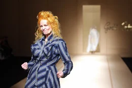 "Westwood - Punk. Ikone. Aktivistin.", Vivienne Westwood war in den 1970ern die Ikone des Punk. Mittlerweile ist sie erfolgreiche Modedesignerin, Umweltaktivistin und von der Queen geadelt. Die Dokumentation zeigt den rasanten Aufstieg der Designerin. Regisseurin Lorna Tucker hat f&uuml;r ihr erstes Gro&szlig;projekt die Designerin selbst, ihre Familie und ber&uuml;hmte Pers&ouml;nlichkeiten, wie Model Kate Moss interviewt. Au&szlig;erdem blickte sie drei Jahre hinter die Kulissen des Modeimperiums und begleitete Westwood als Aktivistin f&uuml;r Tier- und Umweltschutz. Besonders kunstinteressierten Zuschauern wird eine Location in "Westwood: Punk, Ikone, Aktivistin" bekannt vorkommen: die Universit&auml;t f&uuml;r angewandte Kunst. Westwood verbrachte n&auml;mlich selbst einige Jahre in Wien und unterrichtete eine Modeklasse an "der Angewandten". Mit einem ihrer damaligen Sch&uuml;ler, dem Tiroler Andreas Kronthaler, ist sie mittlerweile seit &uuml;ber 20 Jahren verheiratet.Im Bild:  SENDUNG: ORF2 - SO - 11.04.2021 - 23:05 UHR. - Veroeffentlichung fuer Pressezwecke honorarfrei ausschliesslich im Zusammenhang mit oben genannter Sendung oder Veranstaltung des ORF bei Urhebernennung.