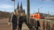 Gemeinsam mit seinen Schwagern Peter und Florian geht es nach K&ouml;ln. F&uuml;r Servet ist es das erste Mal in der Rheinmetropole: beeindruckende Architektur, lebendige Innenstadt und das bunte Treiben einer Millionenstadt.
