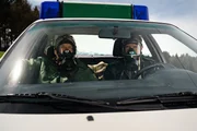Revierleiter Girwidz (Michael Brandner) und Franz Hubert (Christian Tramitz) auf dem Weg zu ihrem Gefahreneinsatz. Was wohl passiert ist?