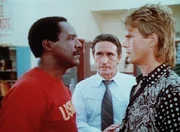 In Hines (Richard Roundtree, l.) und MacGyver (Richard Dean Anderson, r.) sto&szlig;en Gegens&auml;tze aufeinander. Manny (Richard Chaves, M.) versucht, zu vermitteln.
