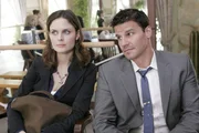 Booth (David Boreanaz, re.) und Brennan (Emily Deschanel) ermitteln im Fall einer toten, blutjungen Sch&ouml;nheitsk&ouml;nigin. Brennan stellt schnell fest, dass der K&ouml;rper des jungen M&auml;dchens altersuntypische Anomalien aufweist, die die Eltern des Opfers zum Kreis der Verd&auml;chtigen z&auml;hlen lassen.