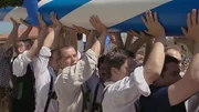 Unterbrunn - Mit vereinten Kr&auml;ften wird der eigene Maibaum aufgestellt.